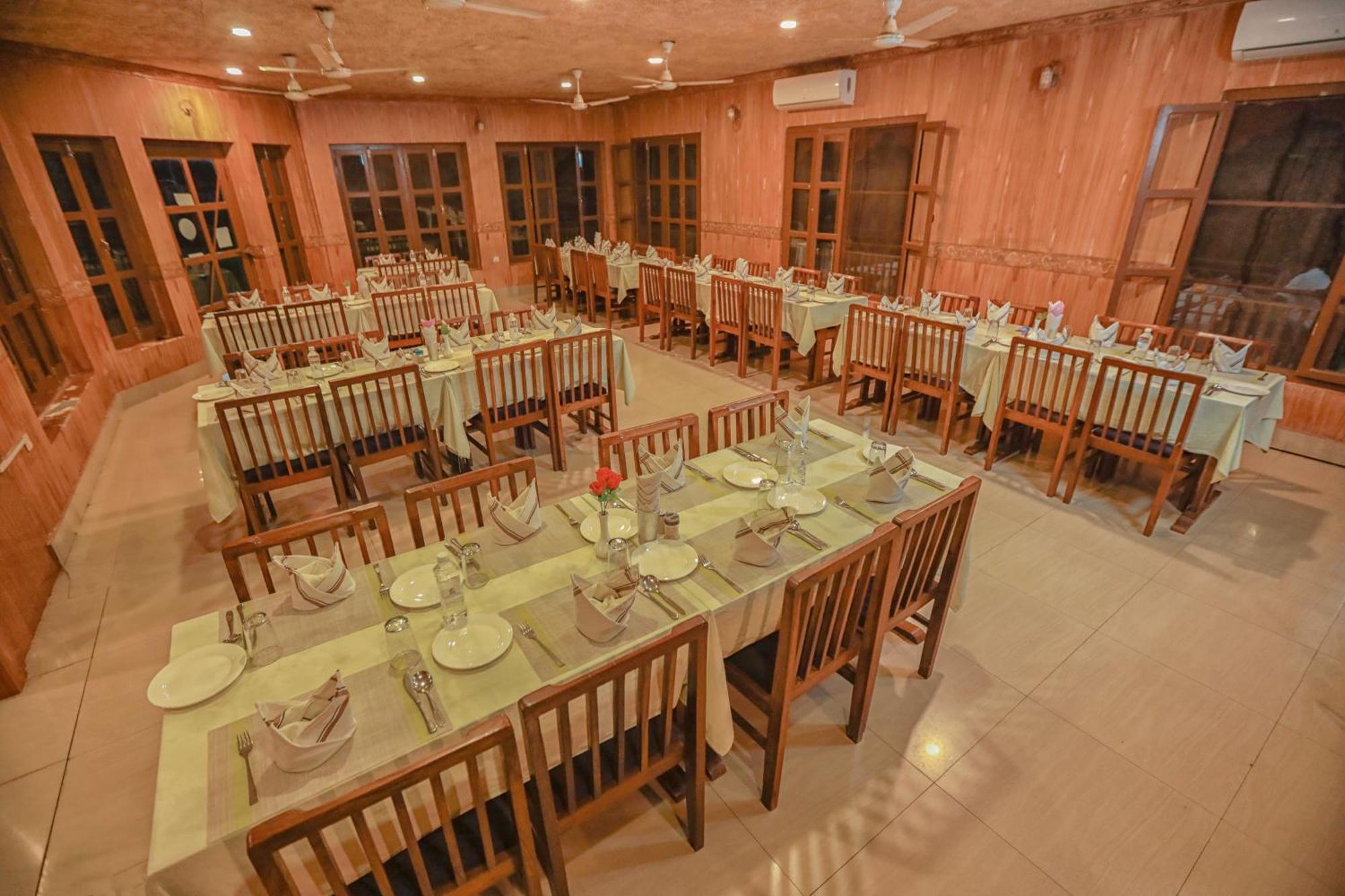 Hotel Wildlife Camp Sauraha Ngoại thất bức ảnh