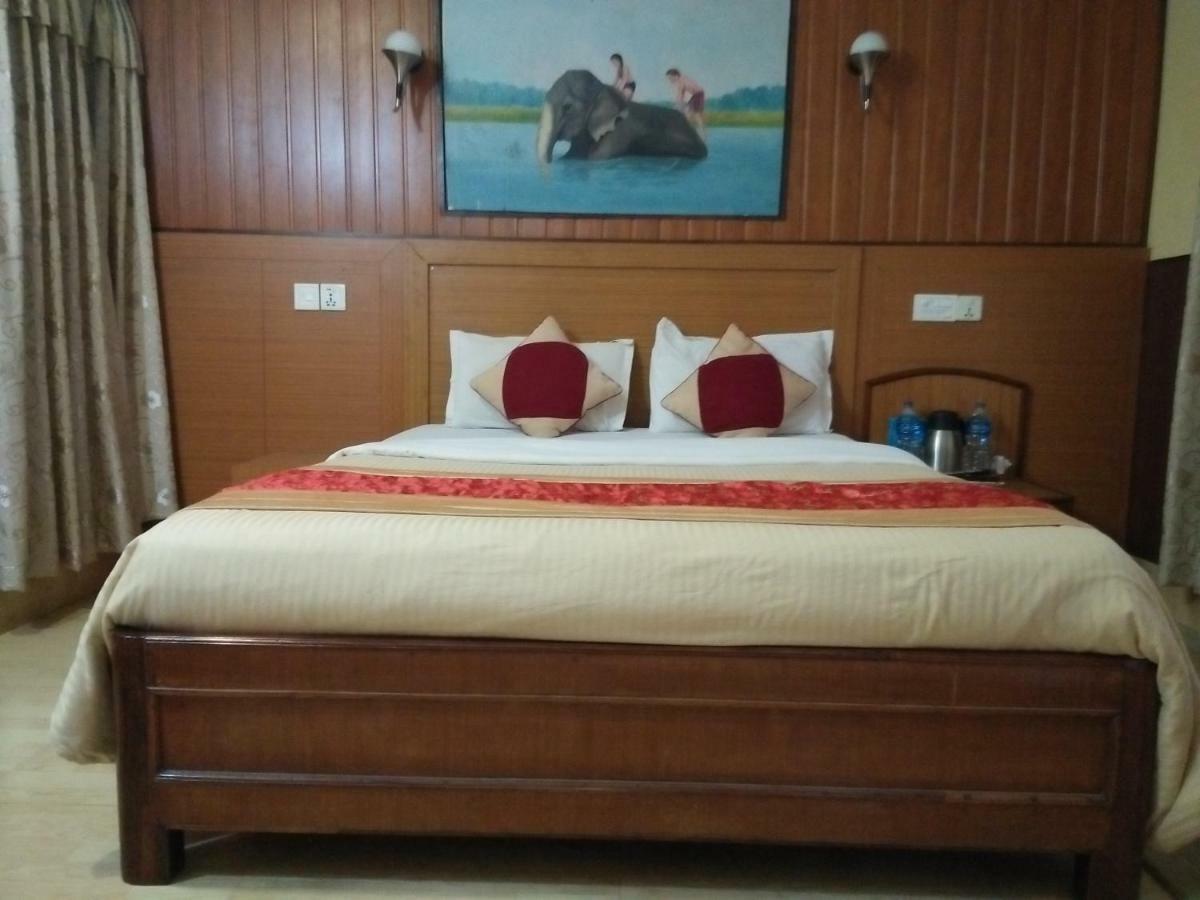 Hotel Wildlife Camp Sauraha Ngoại thất bức ảnh